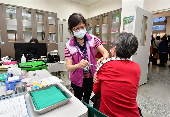 65歲以上長者及55歲以上原住民朋友，接種第1.2.3劑疫苗加碼送500元禮券，18-64歲3／31前接種第1.2劑加碼送200元禮券，彰化縣提供27家衛生所，217家合約院所接種。（吳敏菁攝）