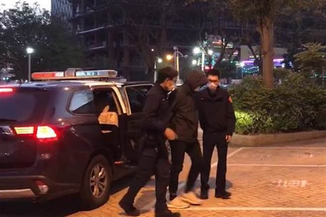 竹北分局逮獲假冒檢察官詐騙案，將嫌犯移送地檢署偵辦。（竹北分局提供／羅浚濱新竹傳真）