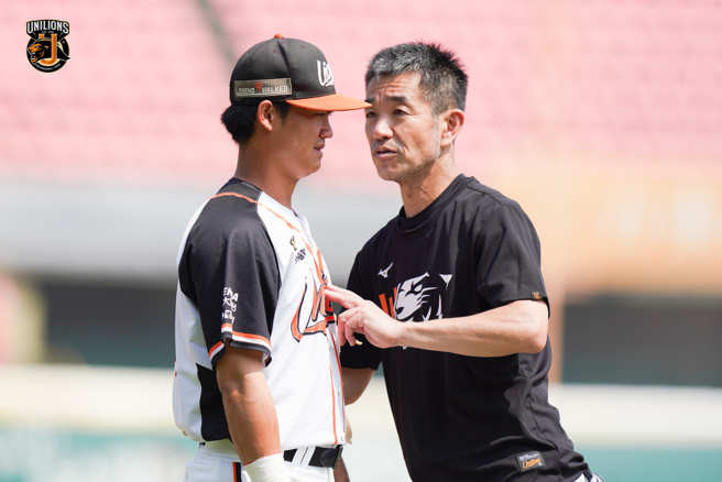 統一獅隊教練一色優（右）。（統一獅提供）