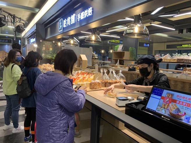 台北捷運公司首度於捷運南京復興站打造「Metro Corner時尚微型商場」，主打站內站外都可購買，吸引餐飲、飾品等7大店家進駐。（黃婉婷攝）