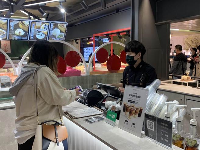 包括哈肯舖烘焙、黑沃咖啡、葡吉手工包子、Krispy Kreme等知名店家都有進駐。（黃婉婷攝）