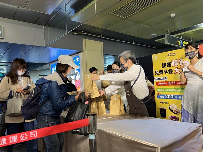 今日一早就有兩百位民眾早早排隊，為了領取免費早餐。（黃婉婷攝）