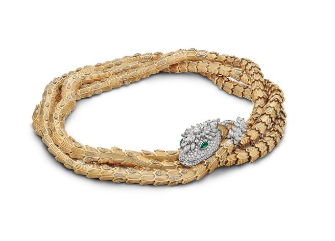 宝格丽Serpenti系列K金钻石项炼，蛇首以钻石镶饰，并以祖母绿为蛇眼。（BVLGARI提供）