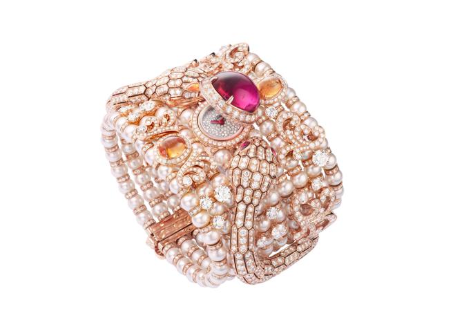 宝格丽Serpenti系列K金钻石项炼，蛇首以钻石镶饰，并以祖母绿为蛇眼。（BVLGARI提供）