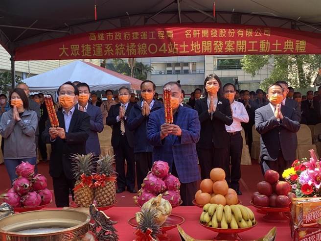 高捷橘线04站土地开发今天上午举行动土典礼，副市长林钦荣(左)和丽宝集团董事长吴宝田在动土典礼前祈求开工顺利。（石秀华摄）