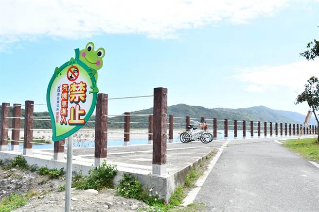 吉安鄉光華河岸自行車步道毗鄰花蓮溪生態濕地，鄉公所爭取經費修繕設施，大幅提升自行車步道品質。（吉安鄉公所提供／王志偉花蓮傳真）