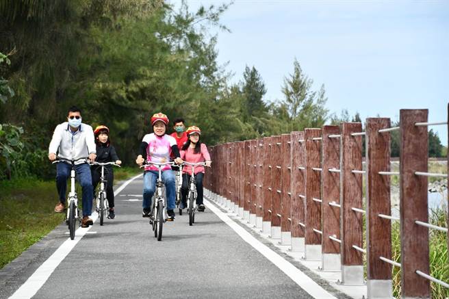 游淑貞實地勘查，並試騎乘在自行車上，逐一檢視各項工法與設施完成後品質檢管。（吉安鄉公所提供／王志偉花蓮傳真）
