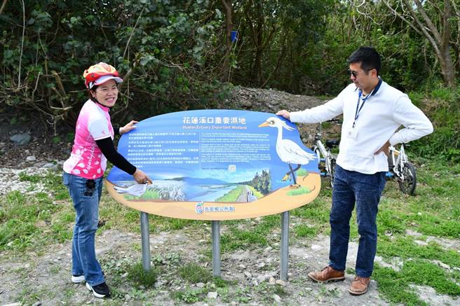 海岸自行車道新設指示牌及解說牌，造型相當美觀，左為鄉長游淑貞。（吉安鄉公所提供／王志偉花蓮傳真）