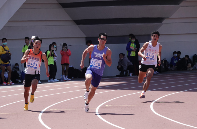 楊俊瀚（中）在青年盃公開男子組200公尺摘金。（毛琬婷攝）