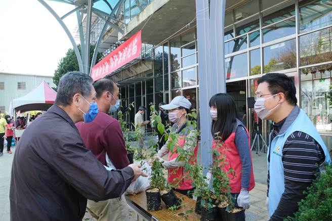 12日就是一年一度的植树节，南投林管处延续传统，在植树节前夕举办捐发票换花苗活动，一共发放包括金毛杜鹃、小叶赤楠等6种台湾原生种苗木。（吴建辉摄）