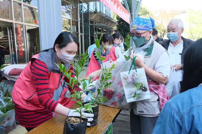 南投林区管理处处长李政贤表示，林管处共准备1万2000株苗木，都是适合居家栽种的树种，盼更多民眾响应，一起减缓暖化。（吴建辉摄）