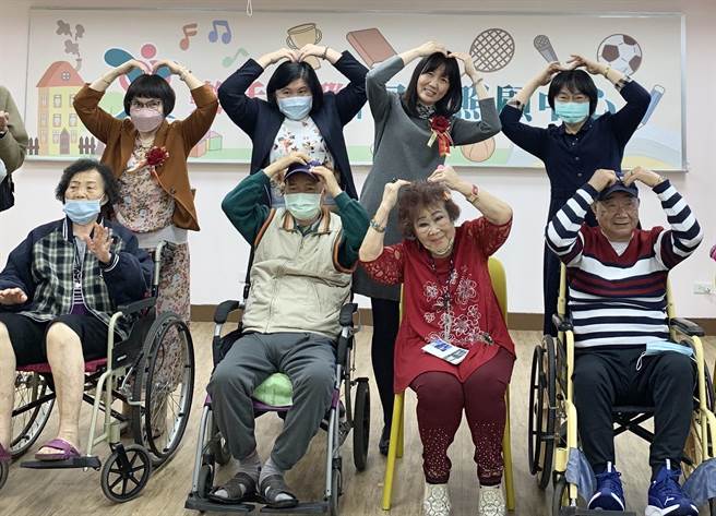 「乐活苓雅日间照顾中心」11日开幕营运，每周一三五提供游戏、復健运动、点心制作、美术才艺课程，强化长者的脑力和体力。（乐活苓雅日照中心提供／袁庭尧高雄传真）