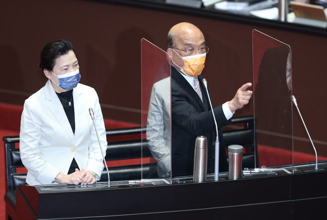 針對立委蔣萬安要求敢不敢承諾1年內不大停電？行政院長蘇貞昌（右）暴怒反批蔣，指他祖先講的反攻大陸也沒實現，「你在為選舉叫什麼？」、「光要承諾有什麼用？」（姚志平攝）