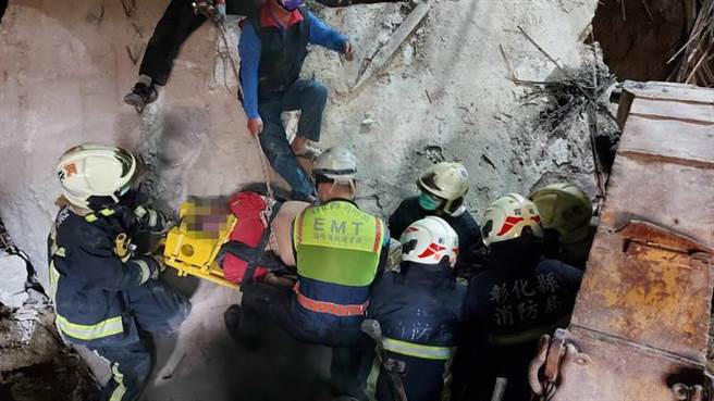 40多歲工人疑似被塌下來土牆壓得正著，一度無呼吸心跳，彰化縣消防局動員搶救。（彰化縣消防局提供／吳敏菁彰化傳真）