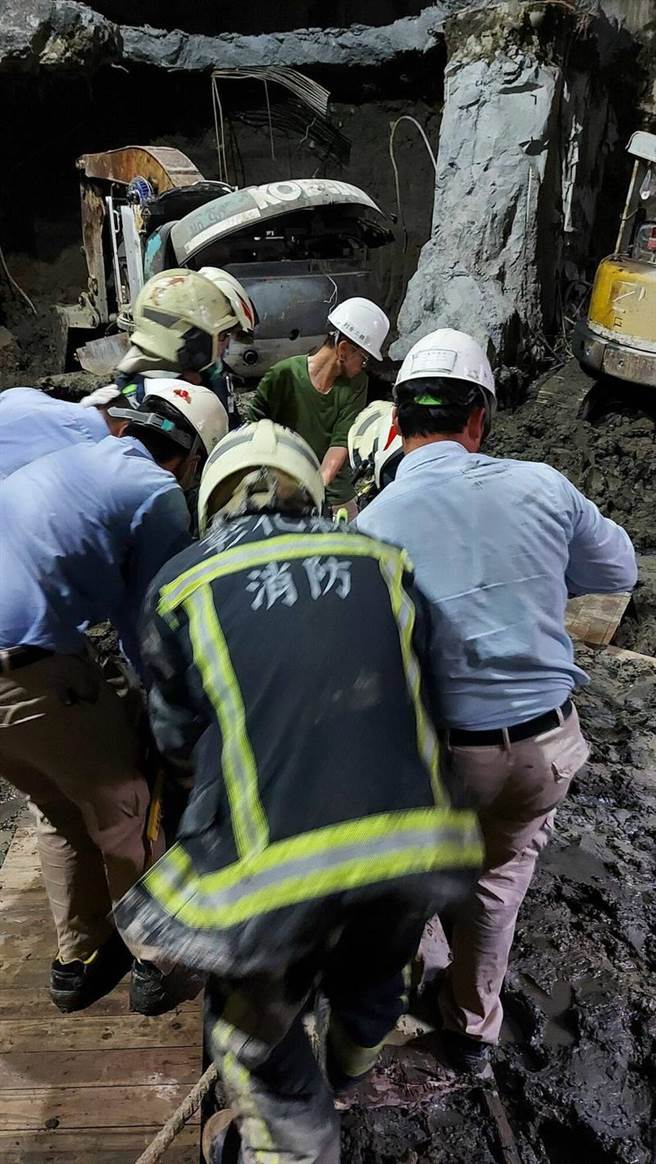 40多歲工人疑似被塌下來土牆壓得正著，一度無呼吸心跳，彰化縣消防局動員搶救。（彰化縣消防局提供／吳敏菁彰化傳真）