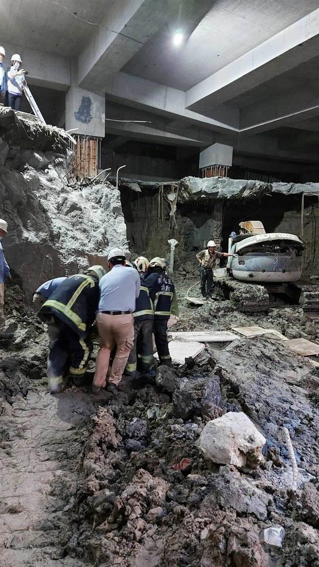 40多歲工人疑似被塌下來土牆壓得正著，一度無呼吸心跳，彰化縣消防局動員搶救。（彰化縣消防局提供／吳敏菁彰化傳真）