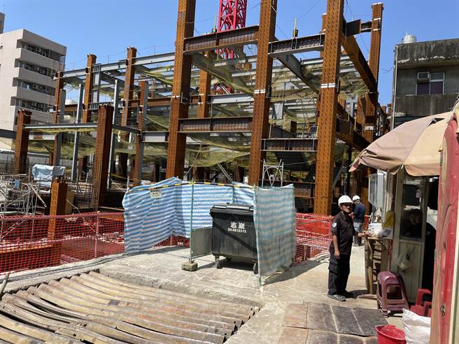 彰化基督教醫院總院旭光西路對街擴院的新建第七期大樓，傳出工安意外。（吳敏菁攝）