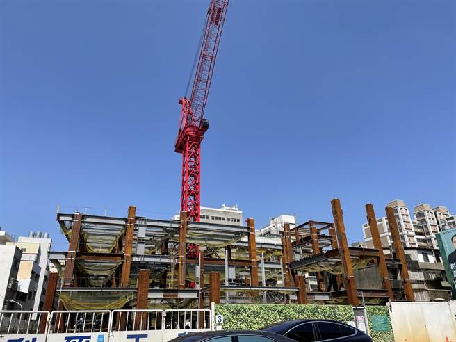 彰化基督教醫院總院旭光西路對街擴院的新建第七期大樓，傳出工安意外。（吳敏菁攝）