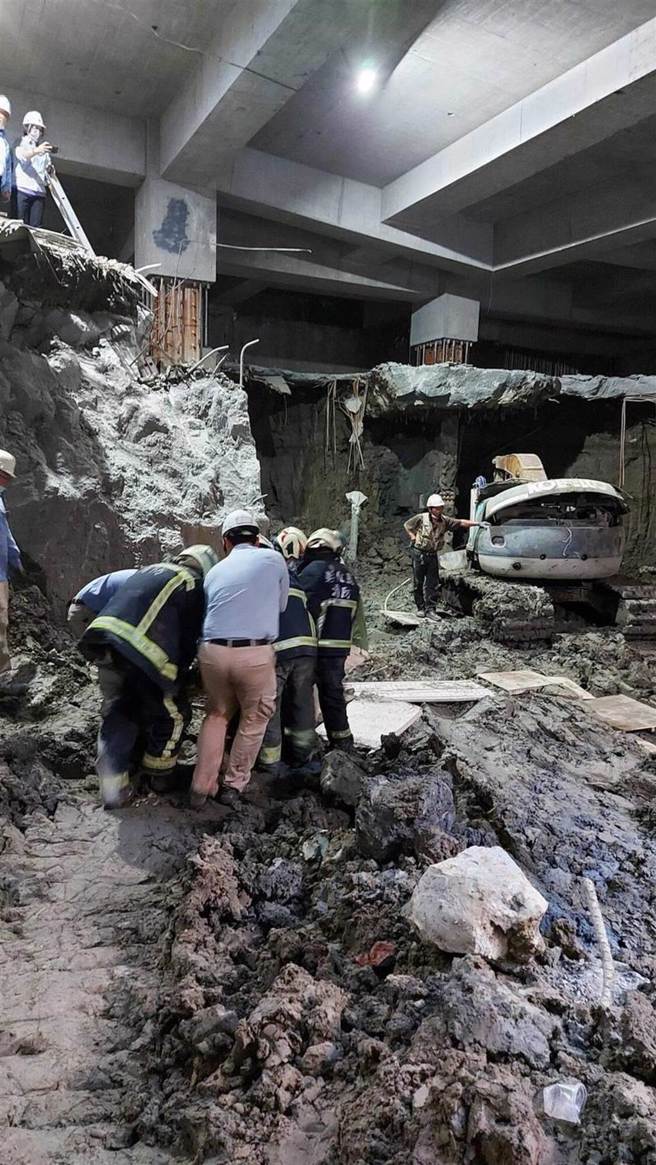 40多歲工人疑似被塌下來土牆壓得正著，一度無呼吸心跳，彰化縣消防局動員搶救。（彰化縣消防局提供／吳敏菁彰化傳真）