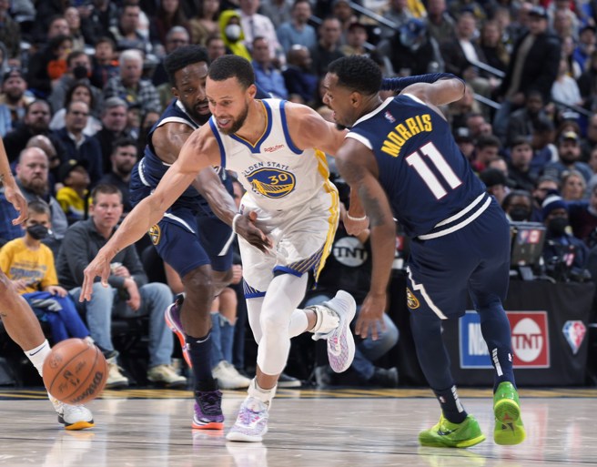 柯瑞(中)今天攻下全場最高34分。(美聯社)