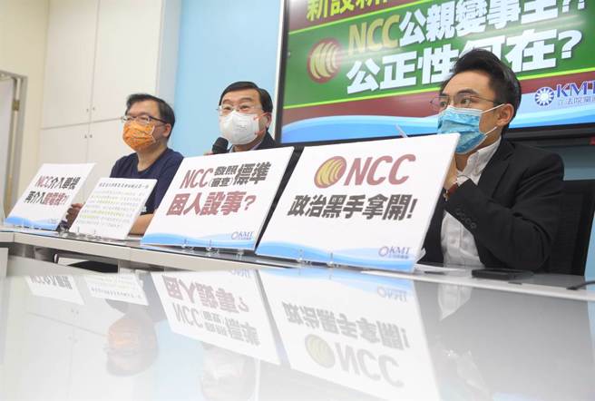 年初取得執照的鏡電視風波不斷，該台董事長與總經理近日遭撤換。國民黨立院黨團總召曾銘宗（中）11日批評，鏡電視執照在NCC主委陳耀祥刻意護航下，即使在具有新聞專業的委員全數反對，還是表決通過，各界疑有綠營高層介入，呼籲幾近休克的監察院，應主動介入調查。（張鎧乙攝）
