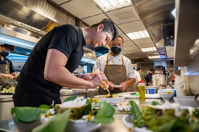 饶庆铃携手米其林主厨林恬耀以凤梨释迦创意入菜。（台东县府提供／蔡旻妤台东传真）