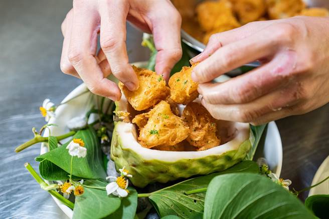 饶庆铃携手米其林主厨林恬耀以凤梨释迦创意入菜。（台东县府提供／蔡旻妤台东传真）