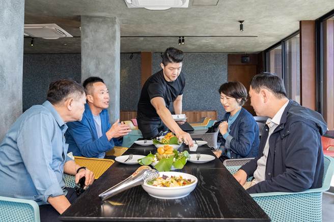 饶庆铃携手米其林主厨林恬耀以凤梨释迦创意入菜。（台东县府提供／蔡旻妤台东传真）