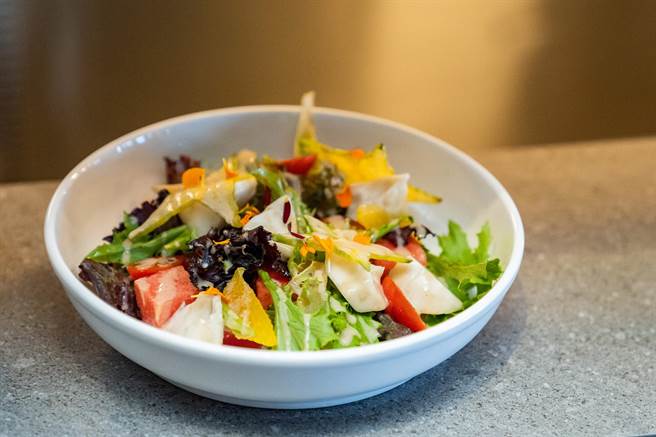 饶庆铃携手米其林主厨林恬耀以凤梨释迦创意入菜。（台东县府提供／蔡旻妤台东传真）