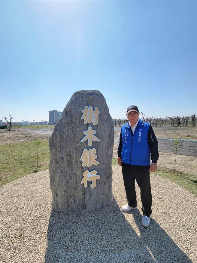 云林县府的树木银行是全台创举，为路树找新家、催生2年终于成功的工务处长汪令尧非常开心。（周丽兰摄）