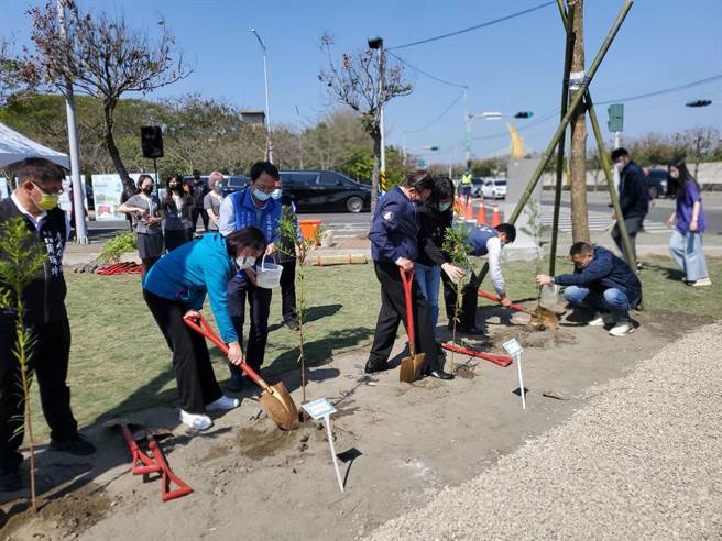 县长张丽善（右二）象徵在树木银行用地种小树。（周丽兰摄）