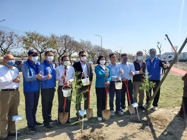 工程包商也出席树木银行启用典礼，他们也相当开心。（周丽兰摄）