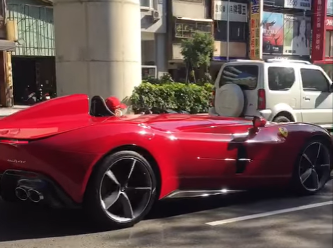 「移动亿元豪宅」现踪台中，网见法拉利復古超跑惊:A到赔死。(翻摄自爆废公社)