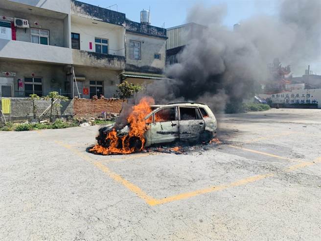 李姓男子11日下午駕車到通霄鎮白沙屯拱天宮停車場燒炭自殺，員警將李某拉出車外，李某座車起火燃燒。（苗栗縣消防局第4大隊提供／謝明俊苗栗傳真）