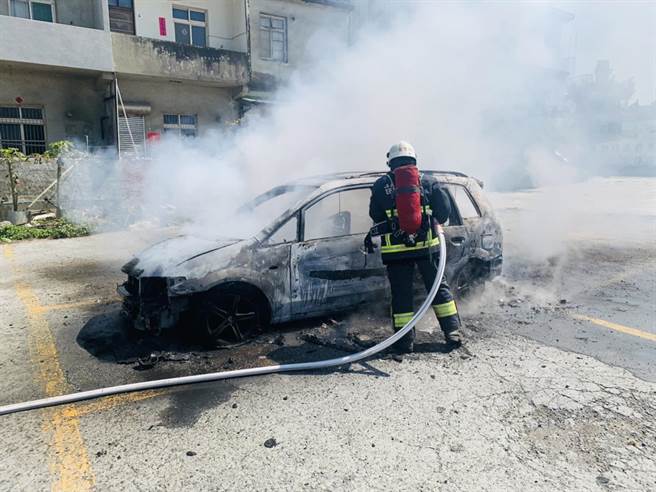 李姓男子11日下午駕車到通霄鎮白沙屯拱天宮停車場燒炭自殺，李某座車起火燃燒，由消防隊員撲滅。（苗栗縣消防局第4大隊提供／謝明俊苗栗傳真）