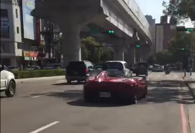 「移动亿元豪宅」现踪台中，网见法拉利復古超跑惊:A到赔死。(翻摄自爆废公社)