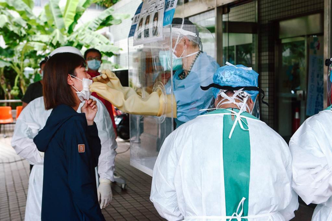 雙北今突增3本土。圖為民眾接受採檢的畫面。（本報系資料照）