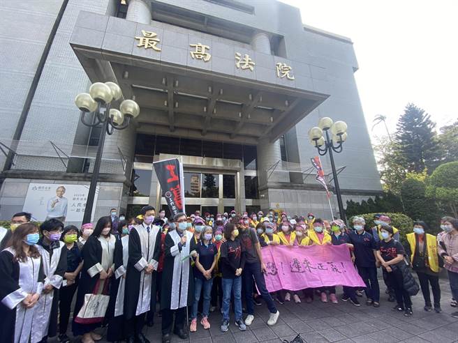 RCA（前台湾美国无线电公司）员工关怀协会员得知胜诉在最高法院外高喊胜诉。（林伟信摄）