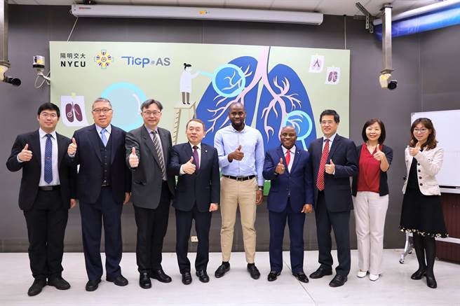 阳明交大与台北荣总团队于今(11)日举行记者会，说明开发可用于治疗肺炎新药的研究成果。(阳明交大提供／李侑珊台北传真)