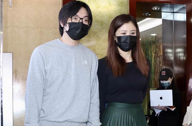 导演柯孟融与爱妻宋燕旻连袂出席记者会。（罗永铭摄）