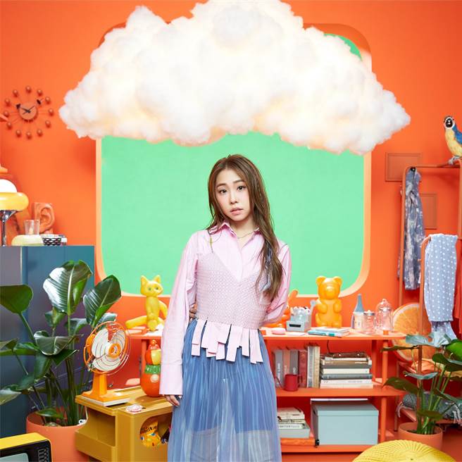 艾薇近日推出新单曲〈乌云日记〉。（环球音乐提供）