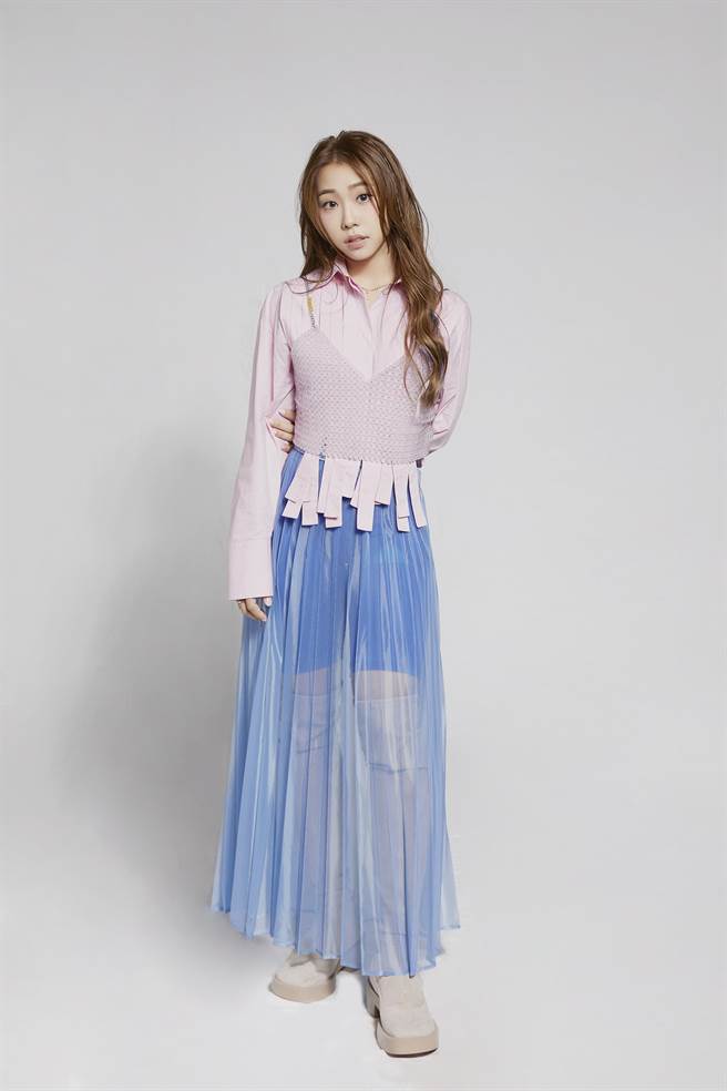 艾薇近日推出新单曲〈乌云日记〉。（环球音乐提供）