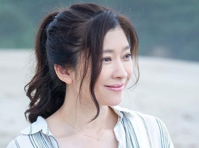 筱原凉子的冻龄美貌令人讚嘆（图／撷取自《金鱼妻》）