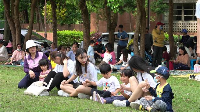 新北市农业局与国立台北大学合作，去年举办首届三峡绿茶季，帮助在地农友，大受好评；本月19和20日将二度举办，为鼓励民眾参与，也推出野餐垫等限量报名好礼。（农业局提供）