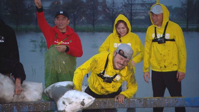 吳宗憲（左起）、KID、何美、小刀在最終戰全身泥濘超狼狽。（三立提供）