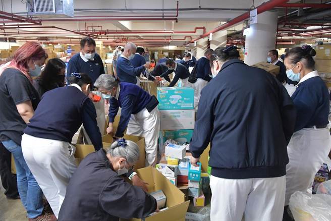 慈济基金会接获外交部讯息，自即日起至18日，每天预计动员至少80位志工齐聚外交部，协助将来自各方涌入的救难物资做一个有效的分类及打包。（慈济基金会提供／林良齐台北传真）