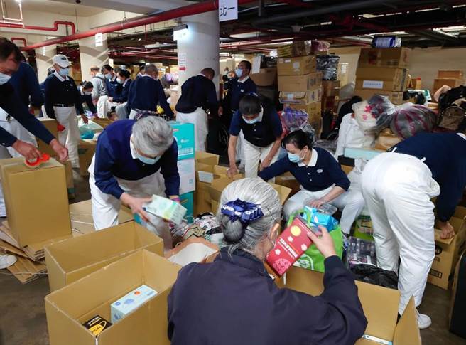 慈济基金会接获外交部讯息，自即日起至18日，每天预计动员至少80位志工齐聚外交部，协助将来自各方涌入的救难物资做一个有效的分类及打包。（慈济基金会提供／林良齐台北传真）