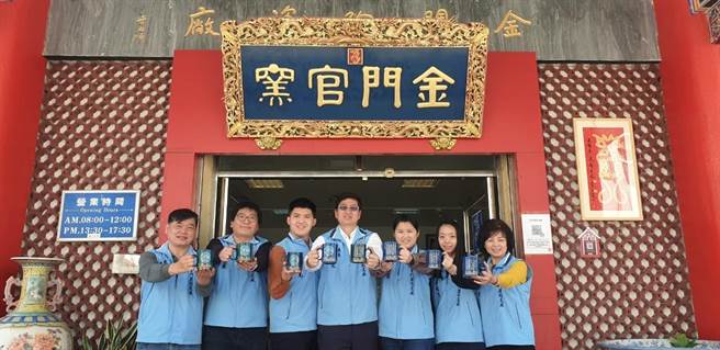 金门大桥纪念杯共有蓝、绿2种顏色，每只新台币300元，洽询专线：082-332857 。（金门县陶瓷厂提供）