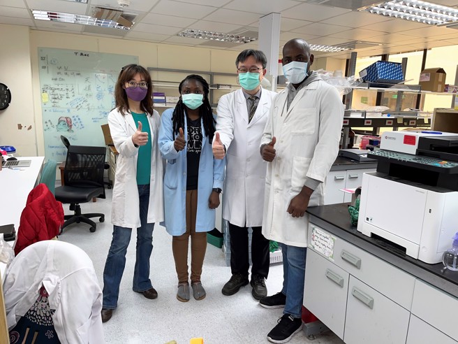 荣阳交团队利用基因剪辑技术，证实环状RNA致癌基因角色，也开发治疗肺癌新工具。图左起王梦莲博士、 奈及利亚研究生Ms Anita、邱士华主任、Afeez博士 。(图/台北荣总提供)