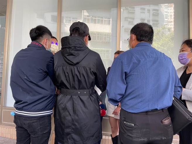 鍾母今（11日）在醫院外泣訴，警方執法過當，是朝著擋風玻璃射擊。（葉書宏攝）